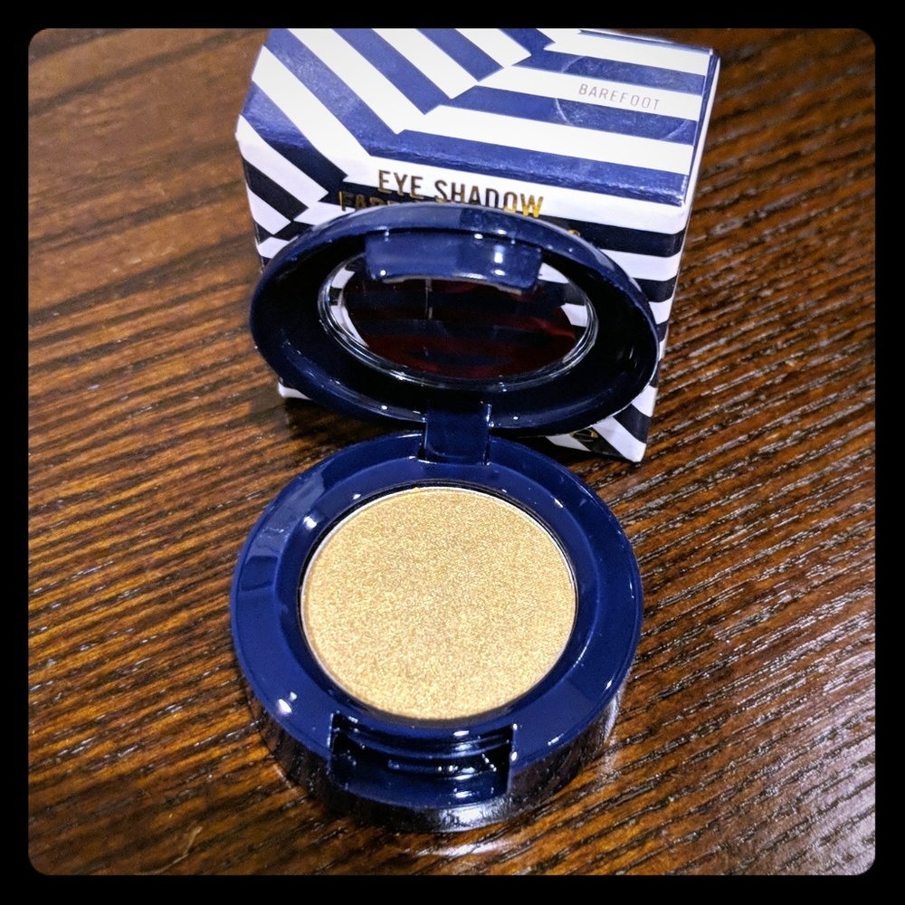 Mac eyeshadow Barefoot